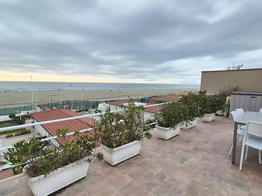 Immagine 75 di Mansarda in vendita  a Viareggio