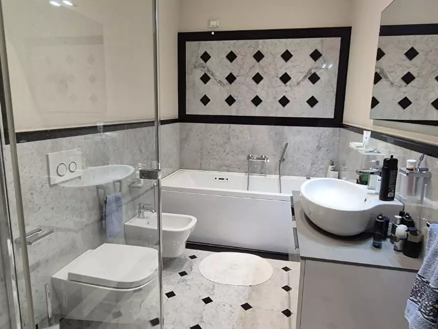 Immagine 8 di Villa in vendita  a Viareggio