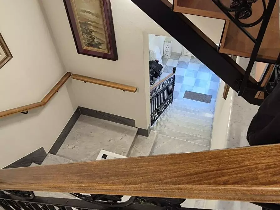 Immagine 4 di Villa in vendita  a Viareggio