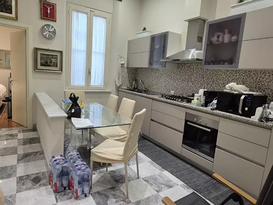 Immagine 3 di Villa in vendita  a Viareggio