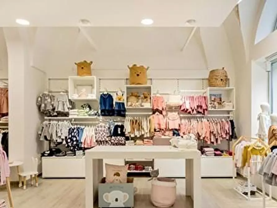 Immagine 2 di Attività commerciale in vendita  a Camaiore