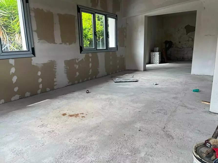 Immagine 11 di Locale commerciale in affitto  a Cascina