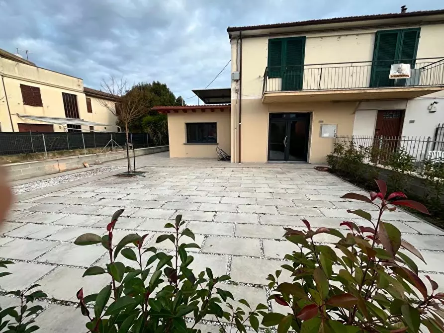 Immagine 14 di Locale commerciale in affitto  a Cascina