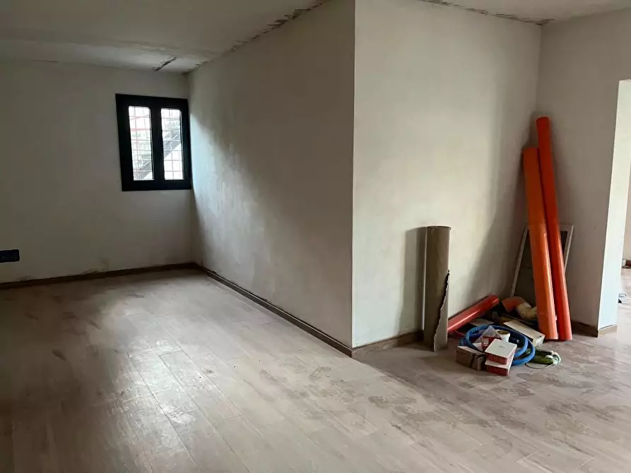 Immagine 12 di Locale commerciale in affitto  a Cascina