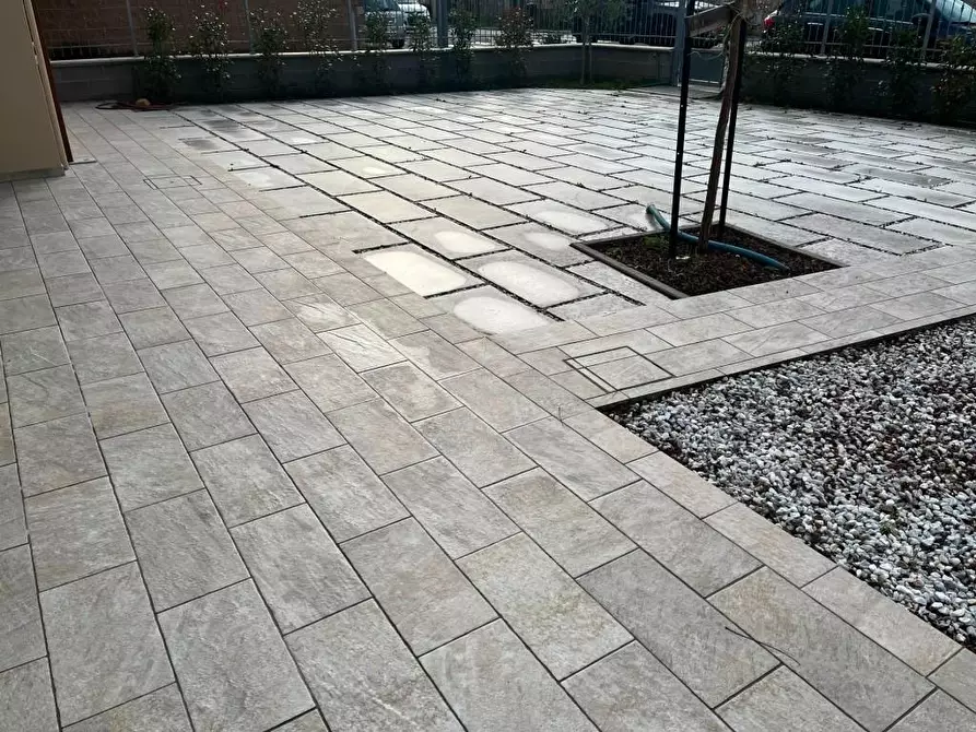 Immagine 18 di Locale commerciale in affitto  a Cascina