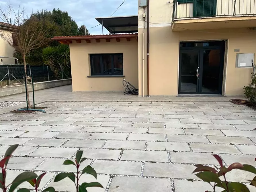 Immagine 1 di Locale commerciale in affitto  a Cascina