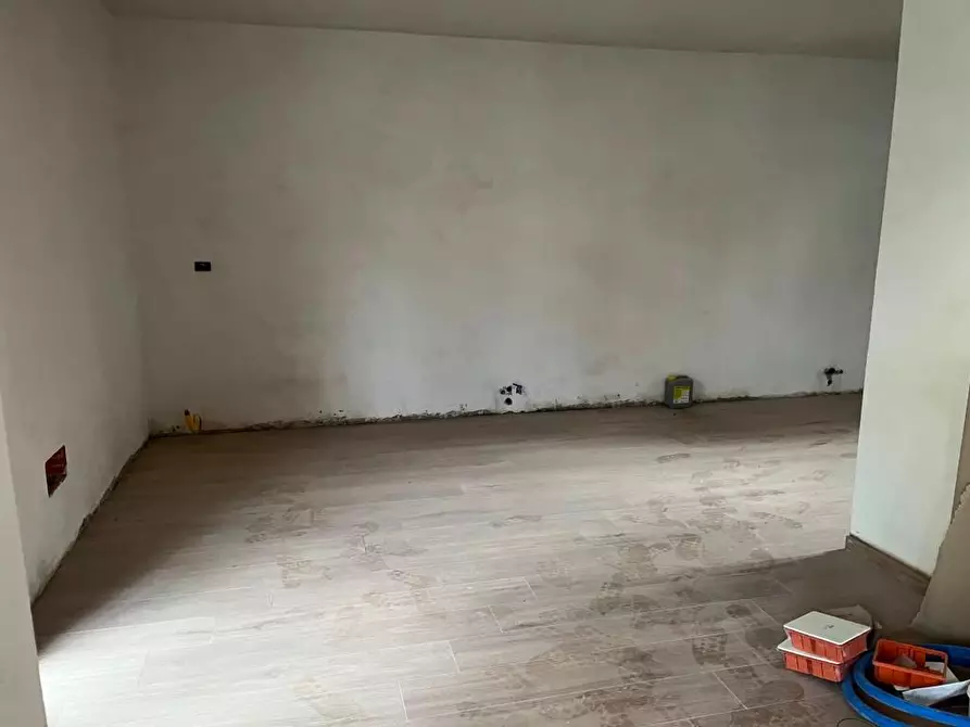 Immagine 17 di Locale commerciale in affitto  a Cascina