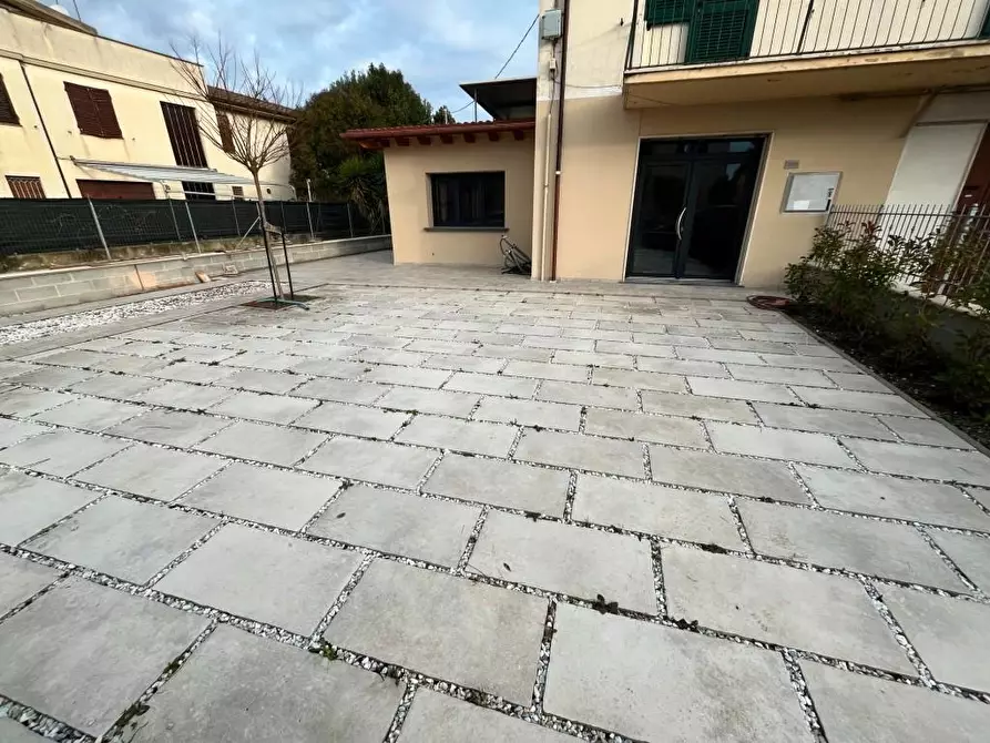 Immagine 3 di Locale commerciale in affitto  a Cascina