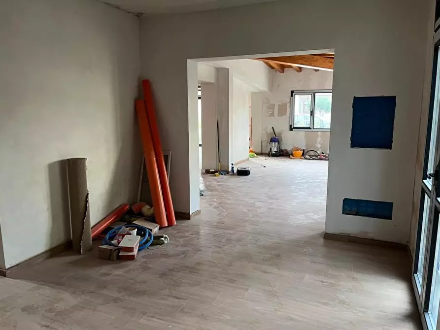 Immagine 15 di Locale commerciale in affitto  a Cascina