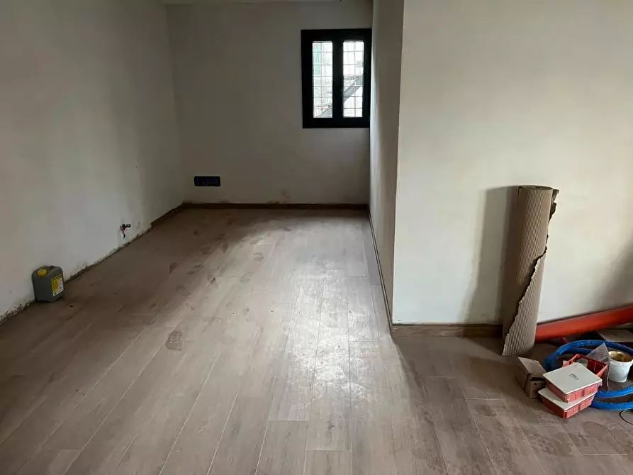 Immagine 16 di Locale commerciale in affitto  a Cascina