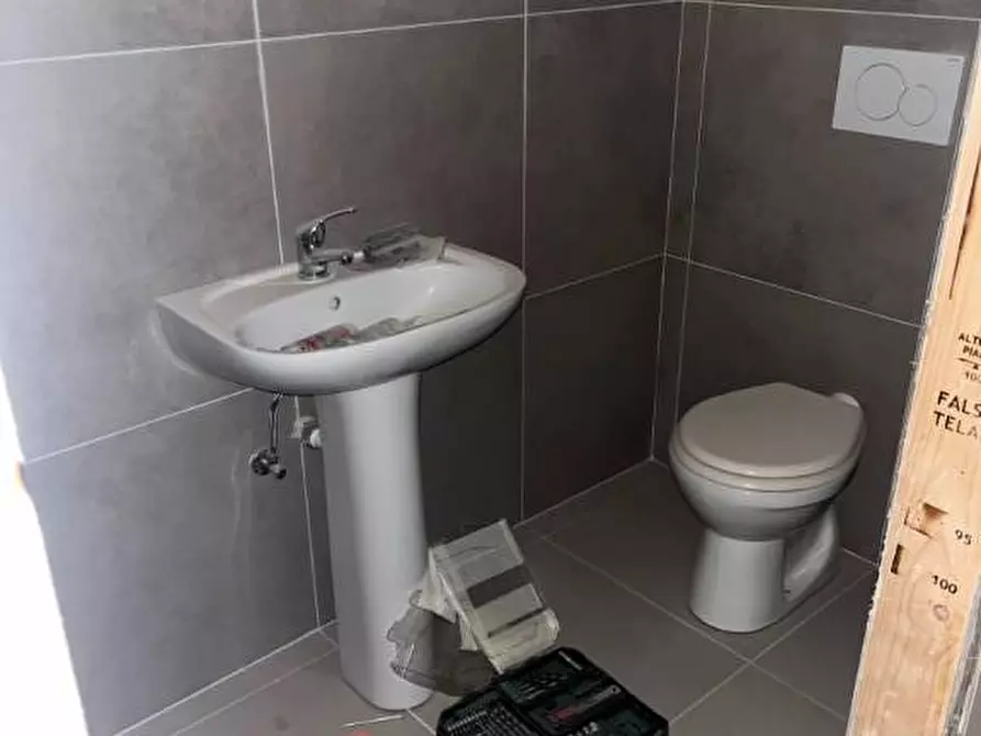 Immagine 21 di Locale commerciale in affitto  a Cascina