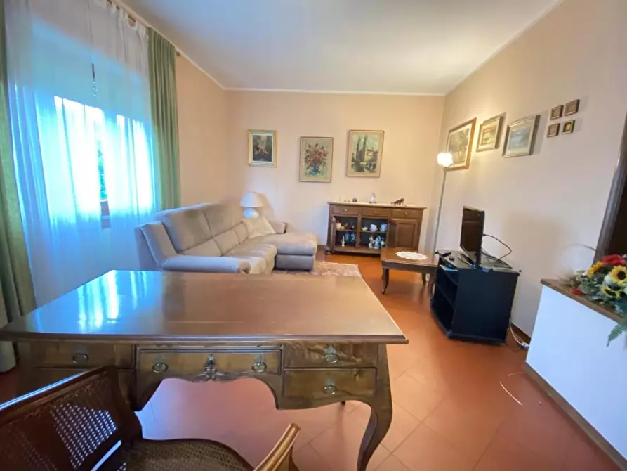 Immagine 5 di Villa in vendita  a Massa