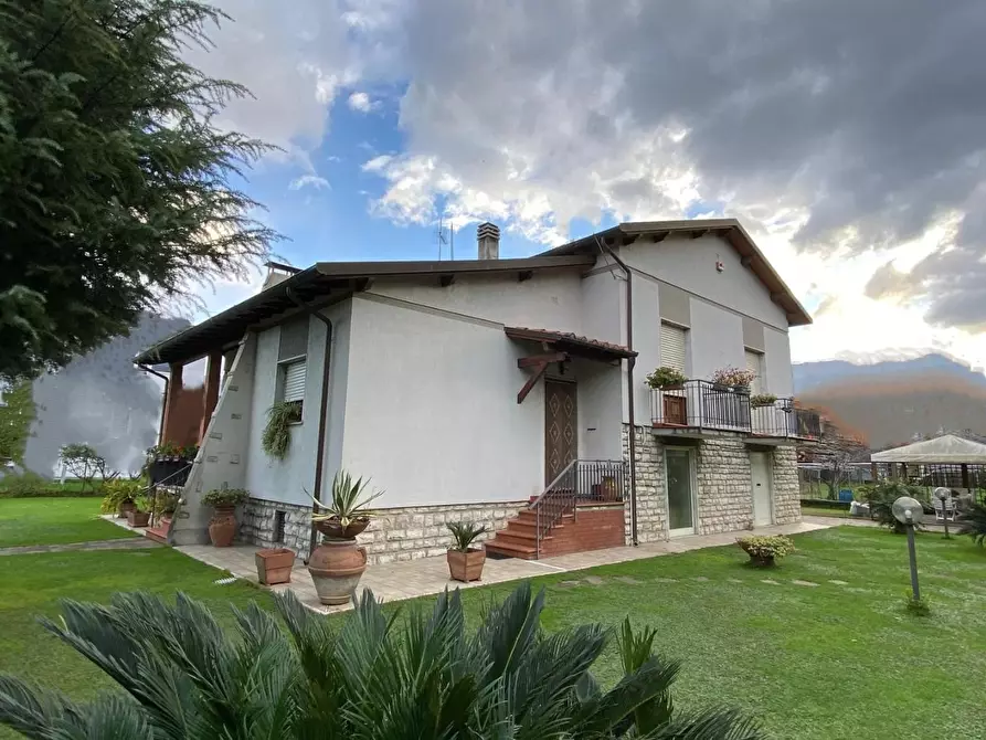 Immagine 1 di Villa in vendita  a Massa