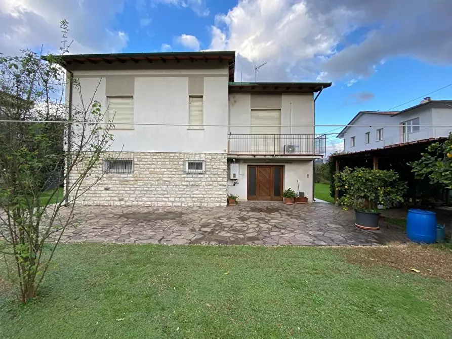 Immagine 4 di Villa in vendita  a Massa