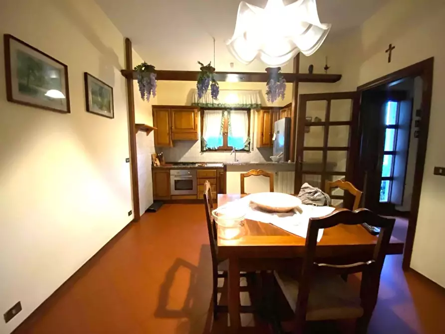 Immagine 8 di Villa in vendita  a Massa