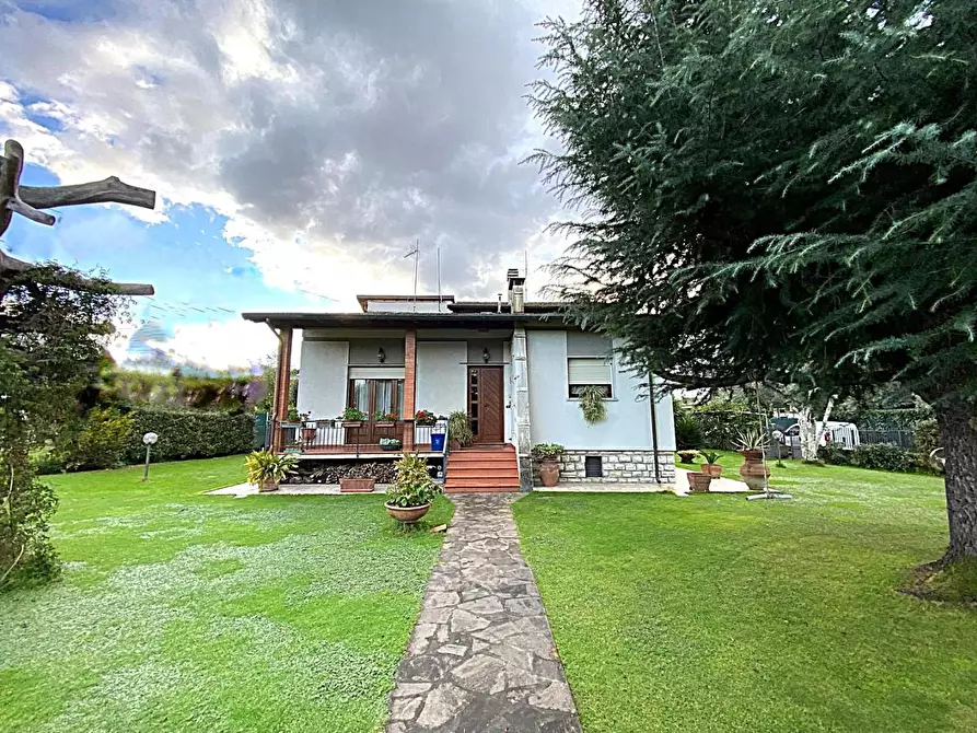 Immagine 3 di Villa in vendita  a Massa