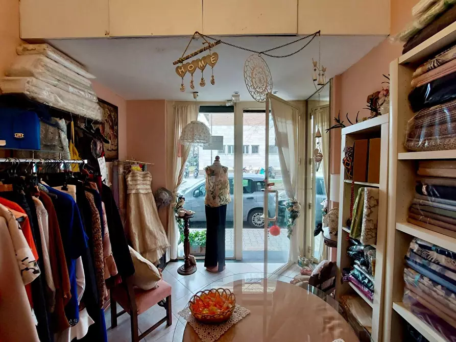 Immagine 8 di Negozio in vendita  a Viareggio