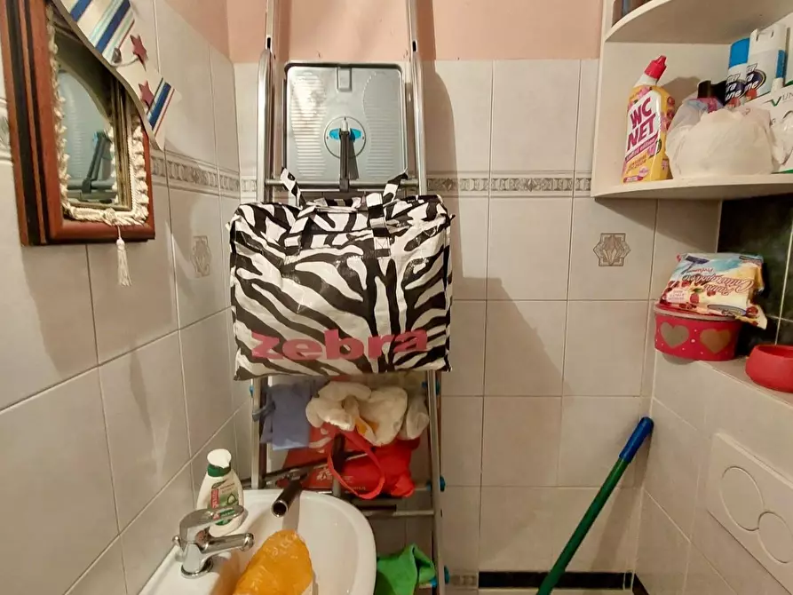 Immagine 18 di Negozio in vendita  a Viareggio