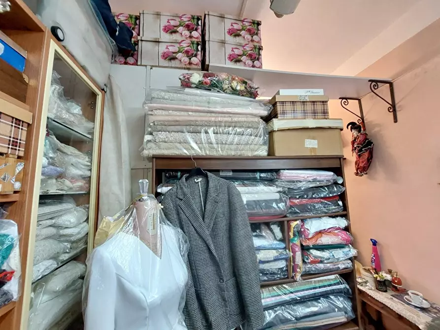 Immagine 20 di Negozio in vendita  a Viareggio