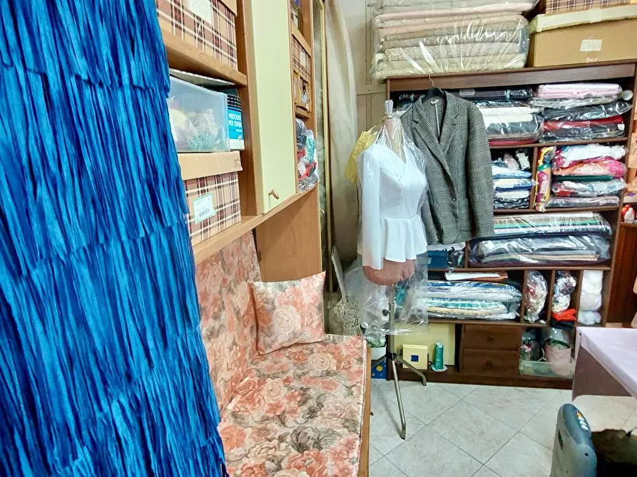 Immagine 19 di Negozio in vendita  a Viareggio