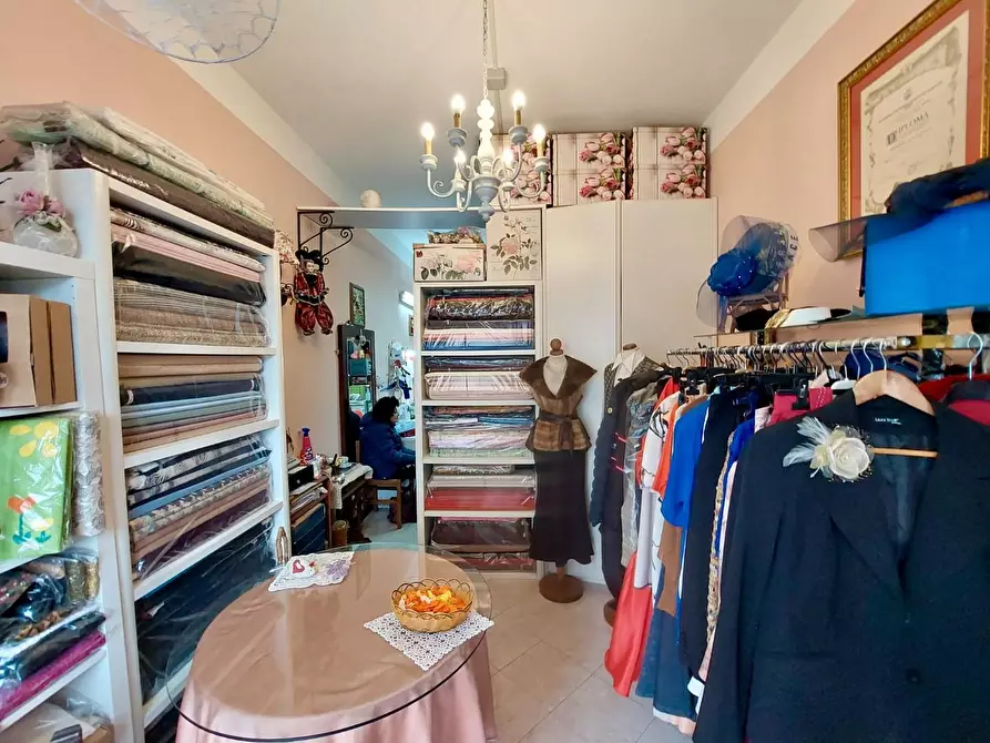 Immagine 14 di Negozio in vendita  a Viareggio