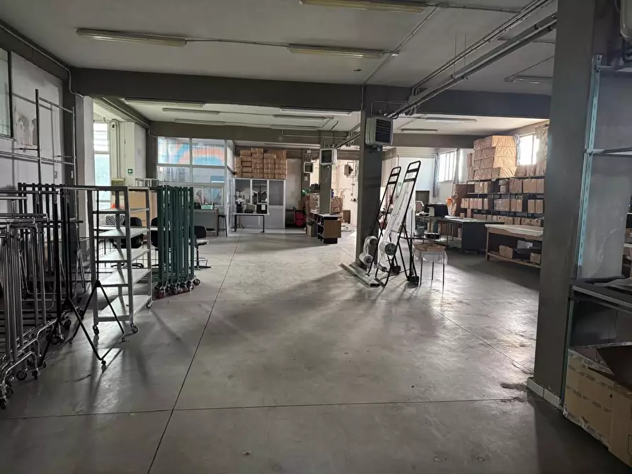 Immagine 43 di Attività artigianale in vendita  a Santa Maria A Monte