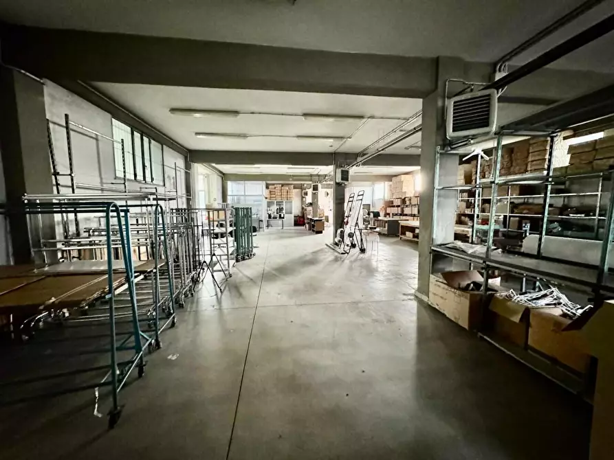 Immagine 29 di Attività artigianale in vendita  a Santa Maria A Monte