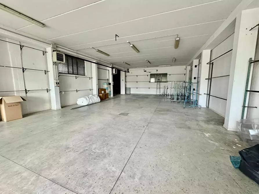 Immagine 33 di Attività artigianale in vendita  a Santa Maria A Monte