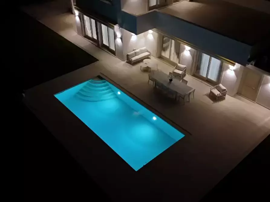 Immagine 2 di Villa in vendita  a Pietrasanta