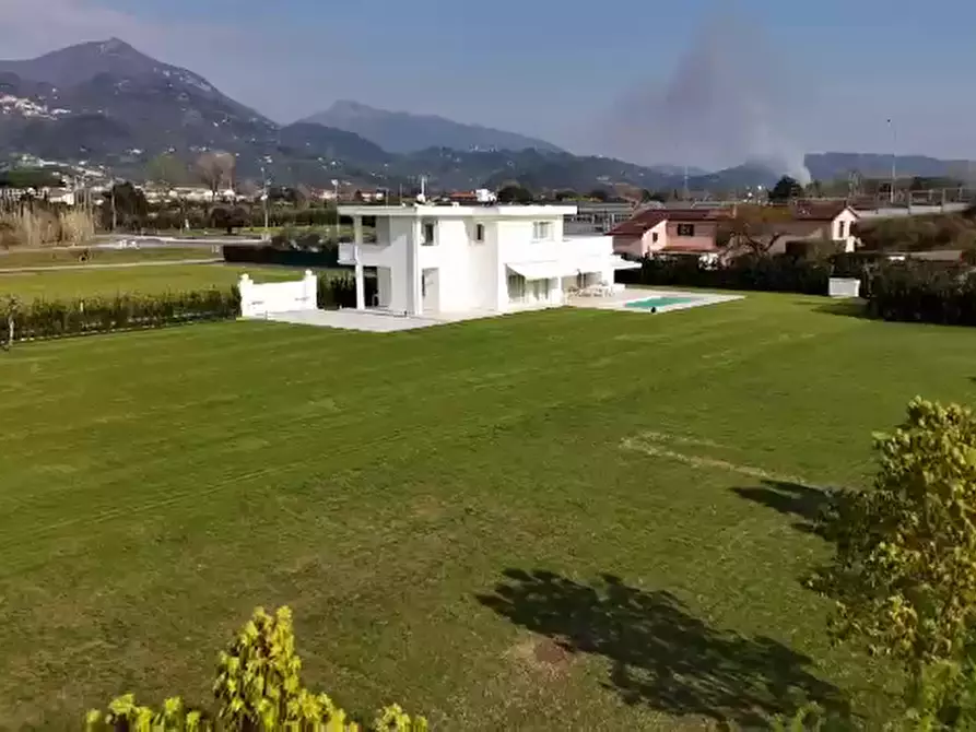 Immagine 9 di Villa in vendita  a Pietrasanta
