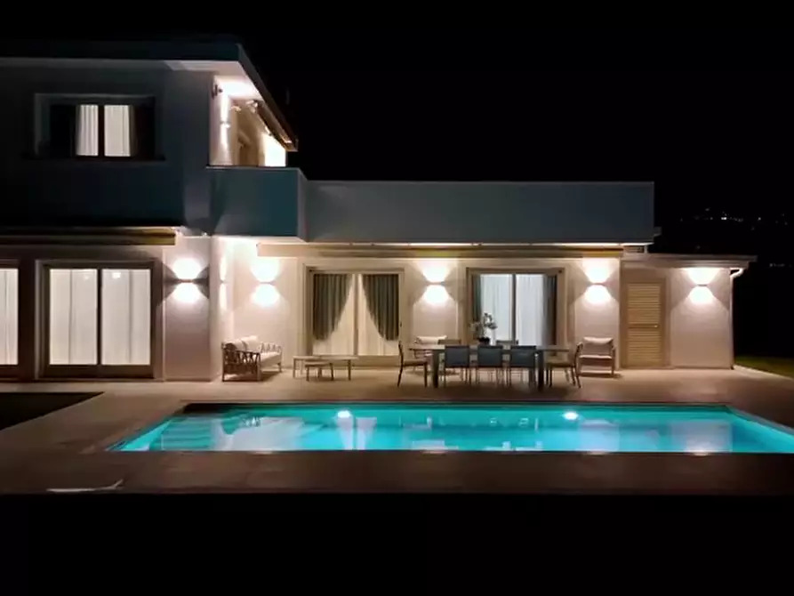 Immagine 3 di Villa in vendita  a Pietrasanta