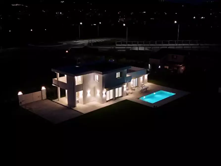 Immagine 5 di Villa in vendita  a Pietrasanta