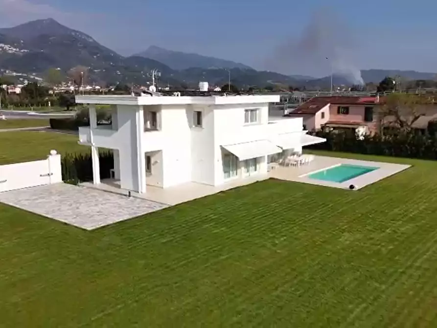 Immagine 8 di Villa in vendita  a Pietrasanta