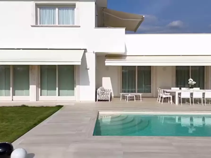 Immagine 13 di Villa in vendita  a Pietrasanta