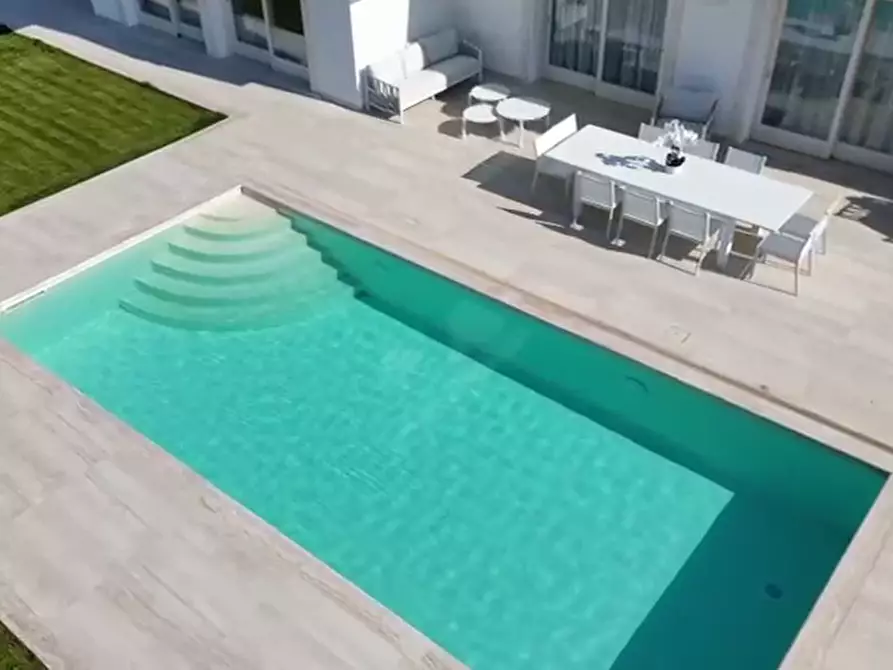 Immagine 11 di Villa in vendita  a Pietrasanta
