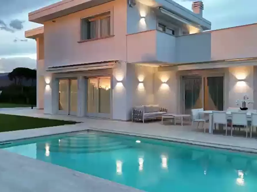 Immagine 7 di Villa in vendita  a Pietrasanta