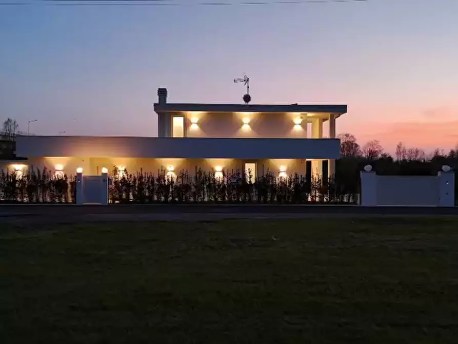Immagine 6 di Villa in vendita  a Pietrasanta