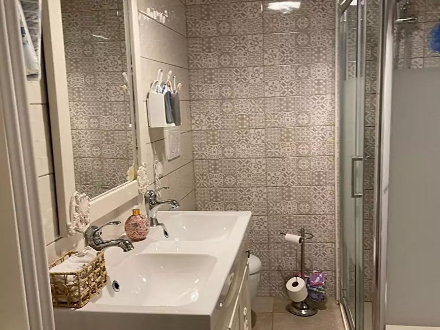 Immagine 16 di Appartamento in vendita  a Lucca