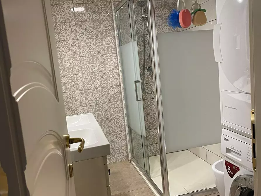 Immagine 15 di Appartamento in vendita  a Lucca