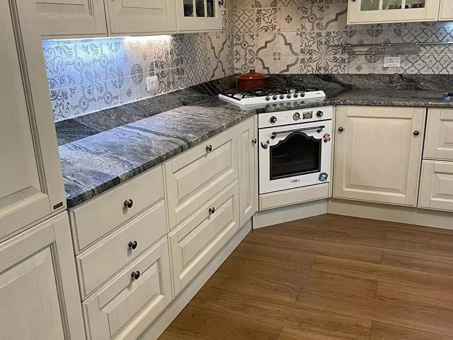 Immagine 11 di Appartamento in vendita  a Lucca