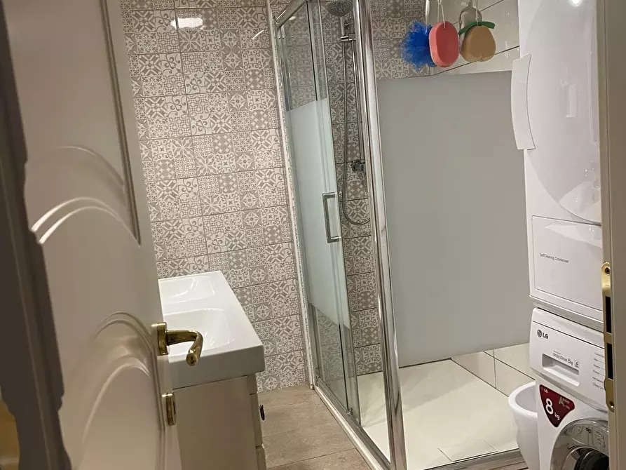 Immagine 22 di Appartamento in vendita  a Lucca