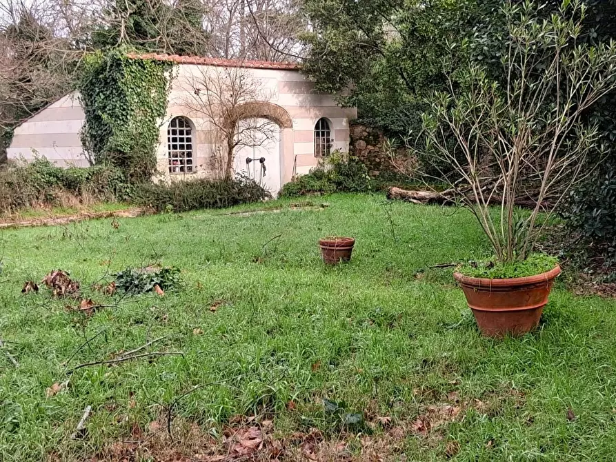 Immagine 33 di Villa in vendita  a Capannori