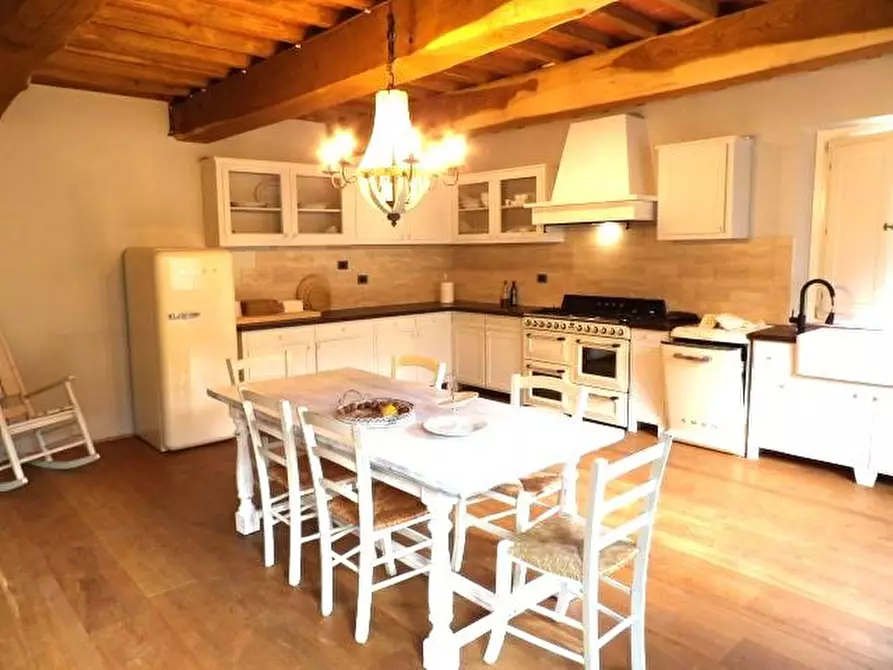 Immagine 2 di Casa colonica in vendita  a Capannori
