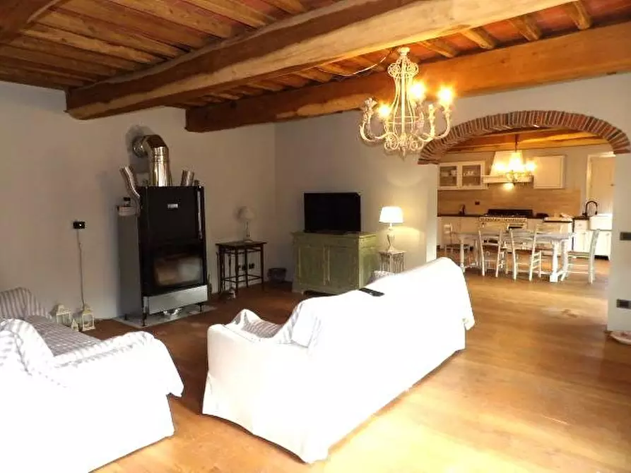 Immagine 3 di Casa colonica in vendita  a Capannori