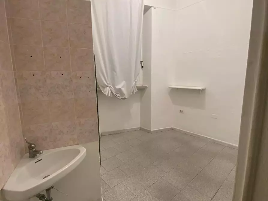 Immagine 3 di Locale commerciale in vendita  a Pisa