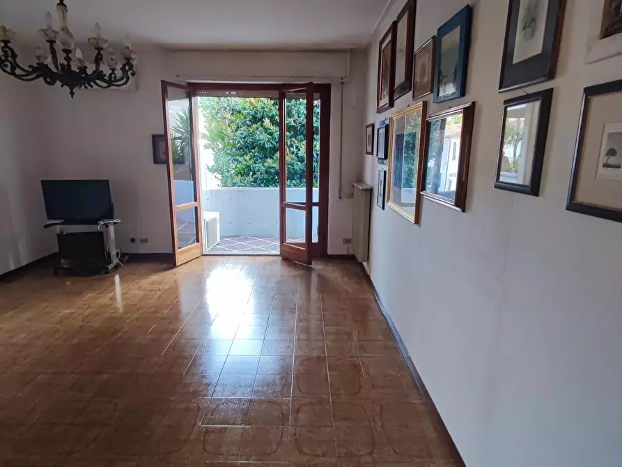 Immagine 2 di Appartamento in vendita  a Massa