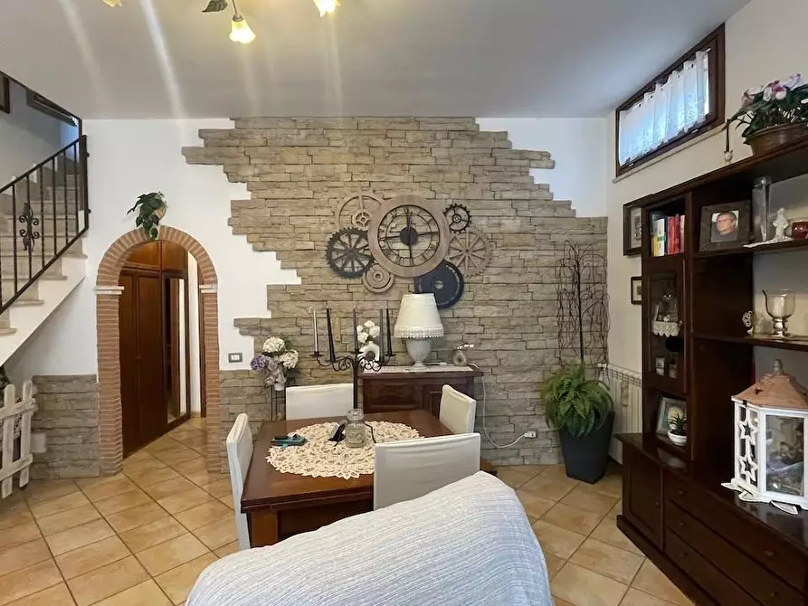 Immagine 21 di Casa trifamiliare in vendita  a Fiumicino