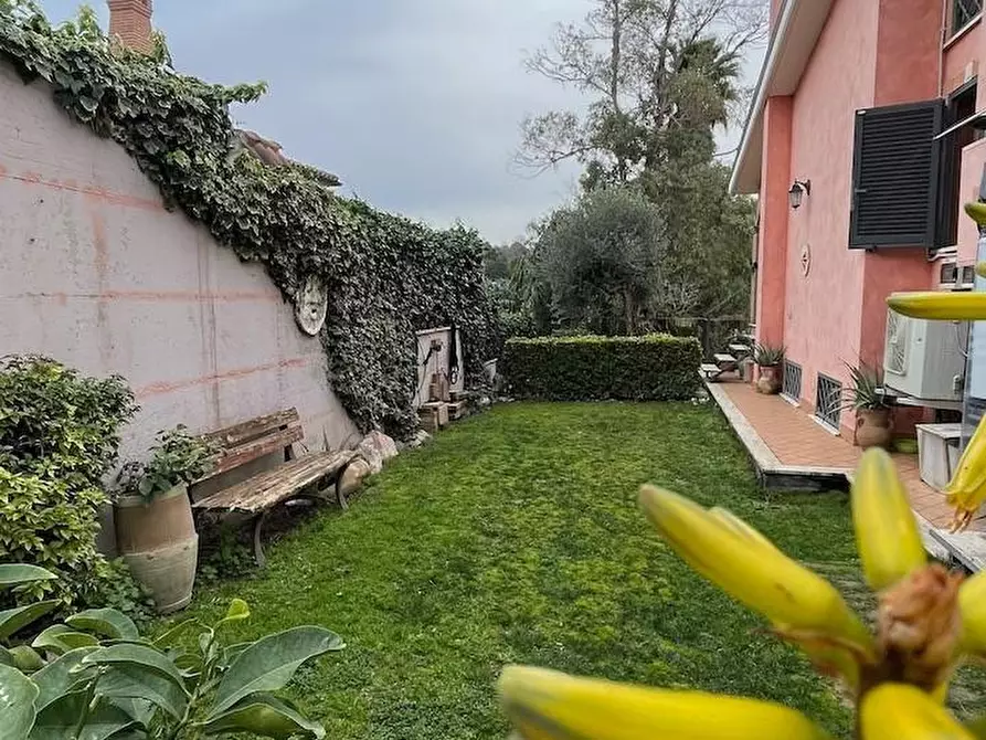 Immagine 11 di Casa trifamiliare in vendita  a Fiumicino