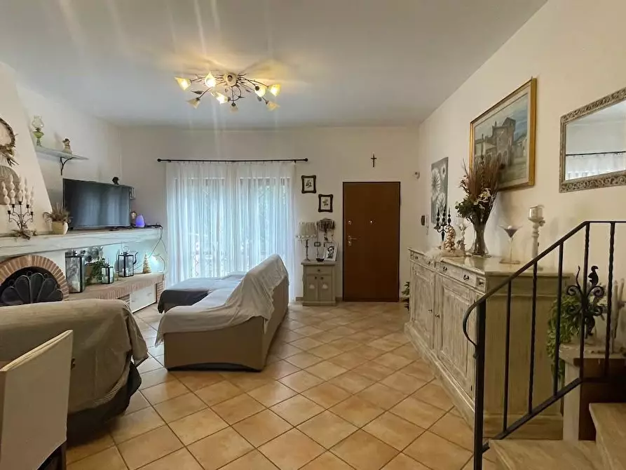 Immagine 22 di Casa trifamiliare in vendita  a Fiumicino