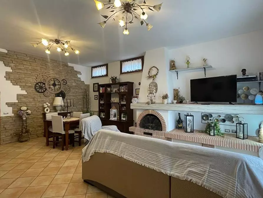 Immagine 1 di Casa trifamiliare in vendita  a Fiumicino